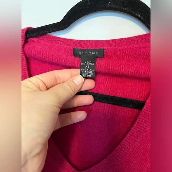Only Mine EUC Cranberry 2 ply 100% Cashmere V neck Sweater SZ X-Small - Picture 3 of 5